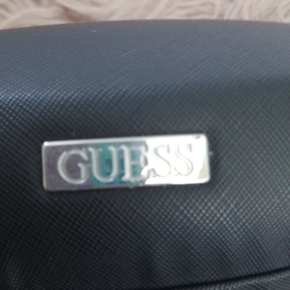 GUESS - Picture 5 of 9